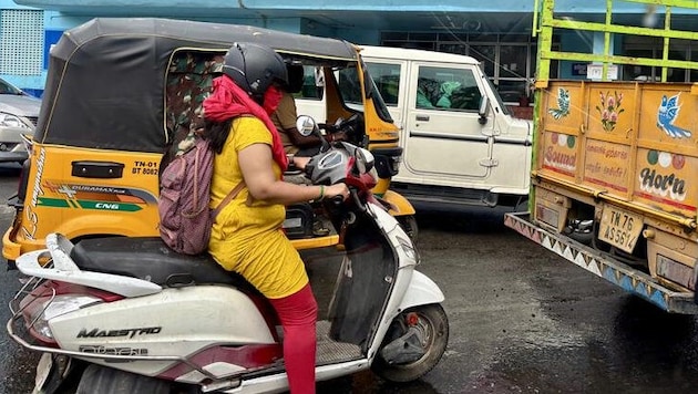 There are still few electric cars on the streets of Chennai, but plenty of tuk tuks and mopeds. (Bild: Fanny Gasser)