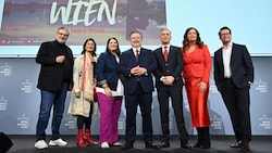 Bürgermeister Michael Ludwig mit SPÖ Wien-Klubobmann Joe Taucher und den SPÖ-Stadträten der Wiener Stadtregierung. (Bild: HELMUT FOHRINGER)