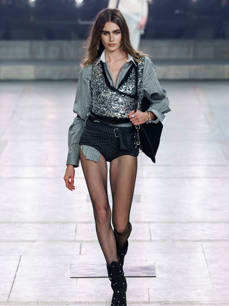 Look von Isabel Marant bei der Pariser Fashion Week (Bild: Ik Aldama / dpa Picture Alliance / picturedesk.com)