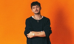 Rian: Mit drei Amadeus-Awards ist der Kärnter der musikalische Superstar der Stunde. Sein ...