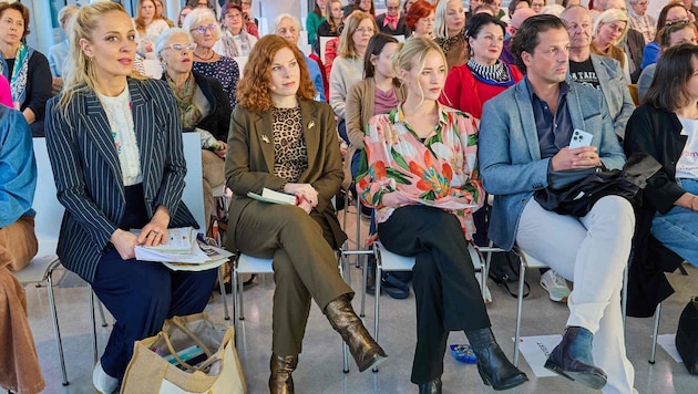 Bei der Veranstaltung „Hurra wir lesen noch“ im Wiener Museumsquartier. Valerie Huber (2. v. re.) und Thomas Kraml: Nebeneinander sitzen, ja, gemeinsam auf dem Event sein, ja, gemeinsam für ein Foto posieren, nein. (Bild: Alexander Tuma)