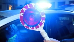 Die Motorradfahrer ignorierten sämtliche Anhalteversuche der Polizei und ergriffen mit weit ...