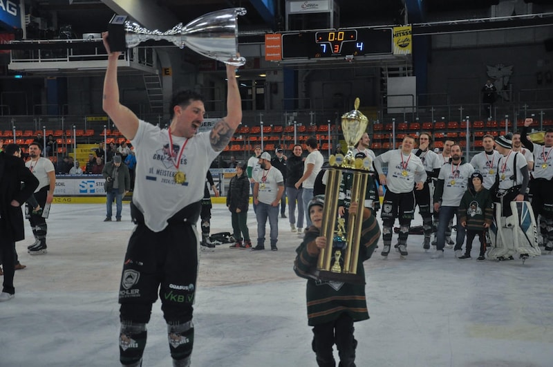 A silver trophy for the Upper Austrian championship title and a golden column trophy for the league title. (Bild: Grizzlies)