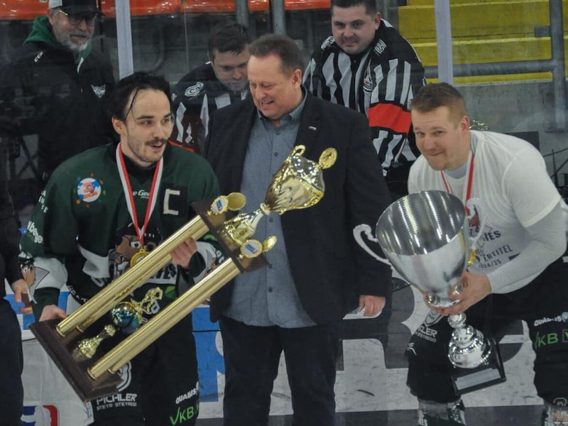 OÖEHV boss Ladberg (center) with the champions (Bild: Grizzlies)