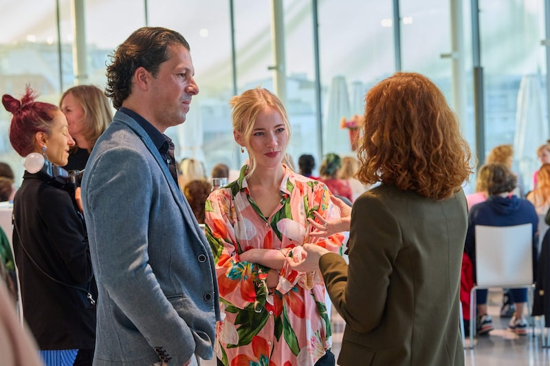 Locker parlierten Huber und Kraml mit den Anwesenden, wie hier im Bild mit ORF-Kulturlady Teresa Vogl. (Bild: Alexander Tuma)