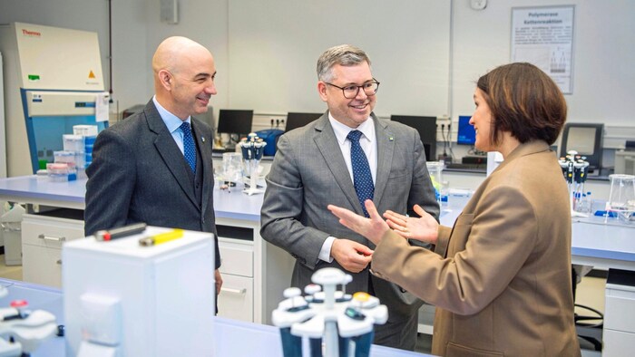 Die Landesräte Luisser und Schleritzko mit Bettina Koller-Resetarics, der Leiterin der Fakultät ...