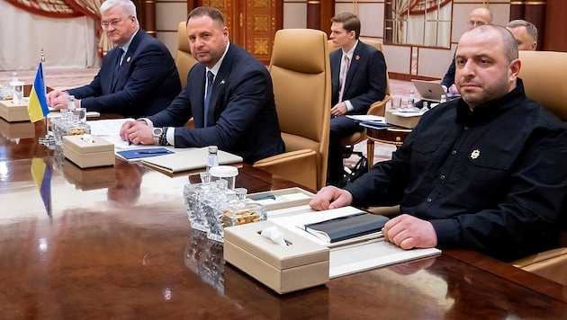 The Ukrainian delegation consisting of (from left) Foreign Minister Andriy Sybiha, Head of the Presidential Office Andriy Yermak and Defense Minister Rustem Umyerov (Bild: APA/AFP/POOL/SAUL LOEB)