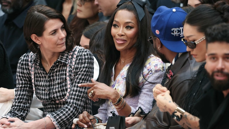 Charlotte Casiraghi in conversation with Naomi Campbell (Bild: Photo by ALAIN JOCARD / AFP)