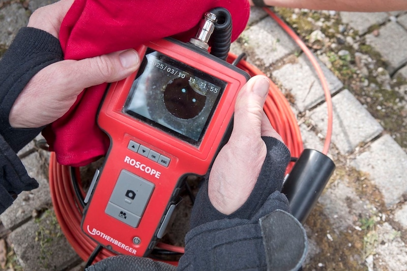 A pipe inspection camera was brought in to assist. (Bild: Stefan Schneider)