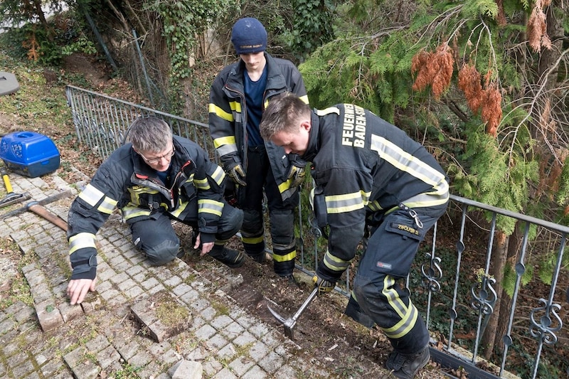 The helpers slowly felt their way towards the trapped "Odin". (Bild: Stefan Schneider)