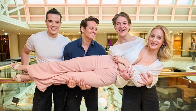 "Stayin' Alive": The Mörbisch "Tonys" Paul Csitkovics (top left) and Fabio Diso, "Double J" Timotheus Hollweg (right) and "Stephanie" Anna Rosa Döller (Bild: Alexander Tuma)