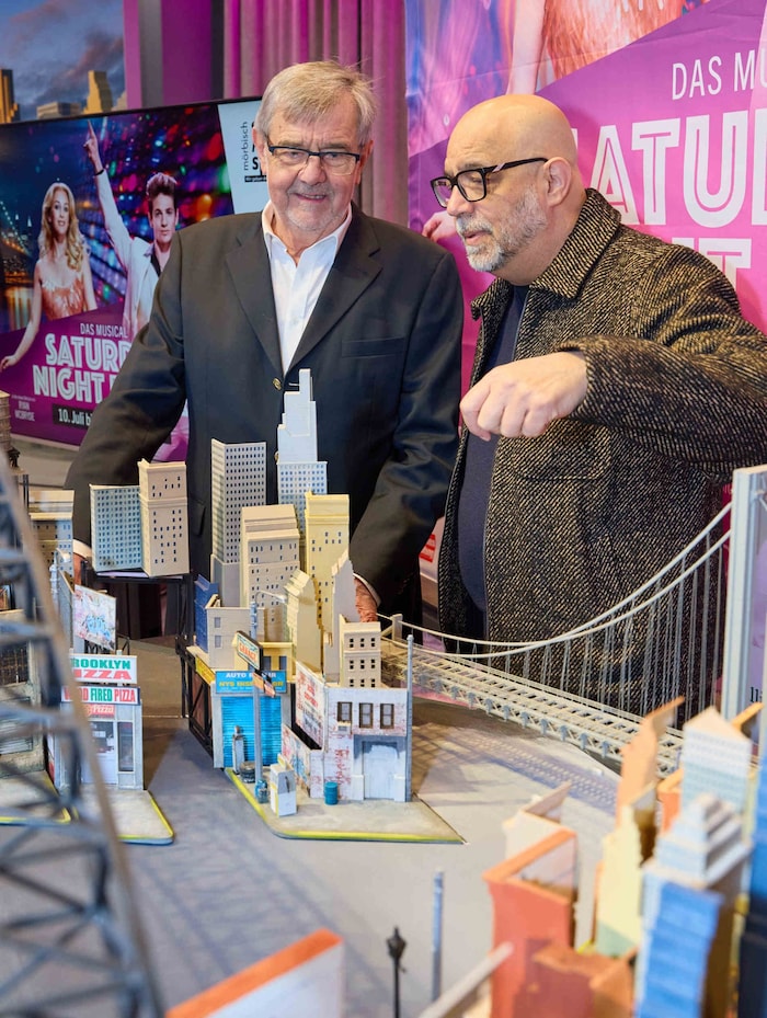 Regisseur Karl Absenger (li.) und Walter Vogelweider mit dem Modell des Bühnenbildes