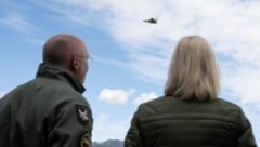 Verteidigungsministerin Klaudia Tanner und Chef der Luftstreitkräfte, „Airchief“ Generalmajor Gerfried Promberger, am Dienstag bei dem Festakt in Zeltweg  (Bild: CARINA KARLOVITS)