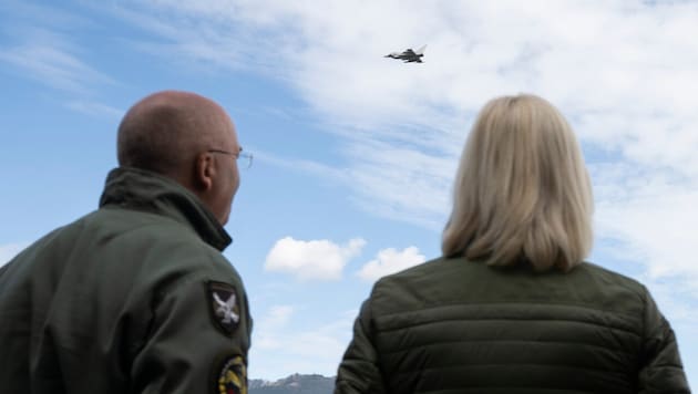 Defense Minister Klaudia Tanner and Chief of the Air Force, "Airchief" Major General Gerfried Promberger, at the ceremony in Zeltweg on Tuesday (Bild: CARINA KARLOVITS)