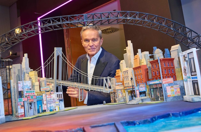 Generalintendant Alfons Haider mit dem Modell der Bühne: zwei Stadtteile des Big Apple – in der ...