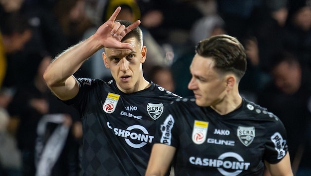 Florian Dietz (l.) celebrates his goal to make it 1:1 against RB Salzburg. (Bild: DIETMAR STIPLOVSEK)