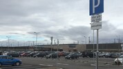 Feie Parkplätze beim Bahnhof Ebreichsdorf – ein Bild mit Seltenheitswert.