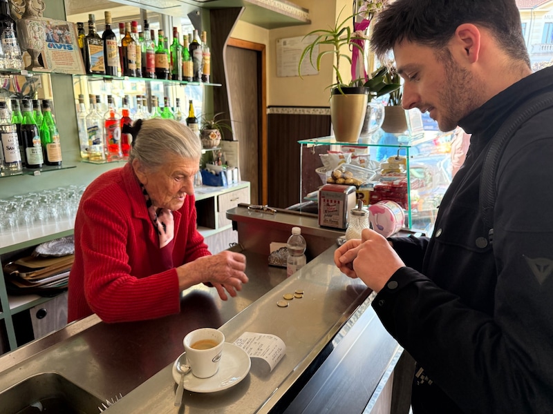 Im Dorf kennt man sie als „Nonna Anna“ („Oma Anna): Die 100-Jährige serviert Kaffee und Lebensfreude – und das jetzt schon seit mehr als 65 Jahren. (Bild: Christoph Sator / dpa / picturedesk.com)