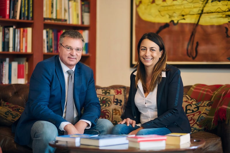 Bürgermeister Wolfgang Kocevar und Stadträtin Claudia Dallinger hoffen, dass doch noch eine Parkgarage für Pendlerautos errichtet wird. (Bild: Stadtgemeinde Ebreichsdorf)