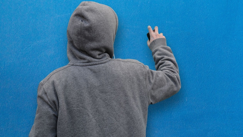 Das „Kunstwerk“ war ein riesiger blauer Fleck auf einer Wand der Wiener Linien.  (Bild: Krone KREATIV/stock.adobe.com)