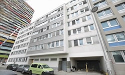 Das leer stehende Gebäude in Wien-Brigittenau wurde von Asylsuchenden belegt. Dort sei es zu den ...