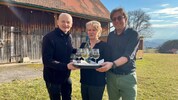 Das Wirte-Ehepaar Andrea und Wolfgang Hölzl (re.) mit WKO-Gastro-Obmann Klaus Friedl (li.) kennt ...