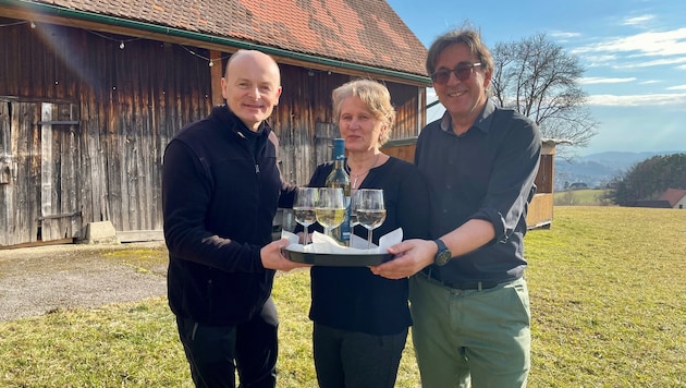 Restaurant owners Andrea and Wolfgang Hölzl (right) with WKO Gastro Chairman Klaus Friedl (left) are aware of the industry's concerns. (Bild: Jörg Schwaiger)