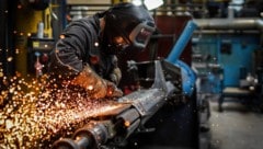 Unternehmer hoffen auf zündenden Funken, damit Konjunkturmotor endlich anspringt.