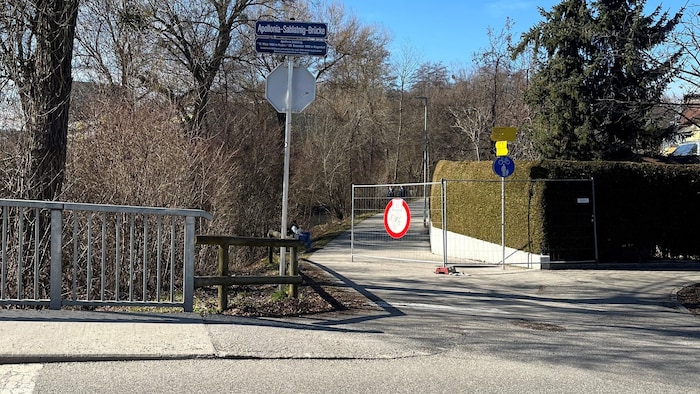 Die Sperre gilt ab der Mantschehofgasse, wird aber ignoriert.  
