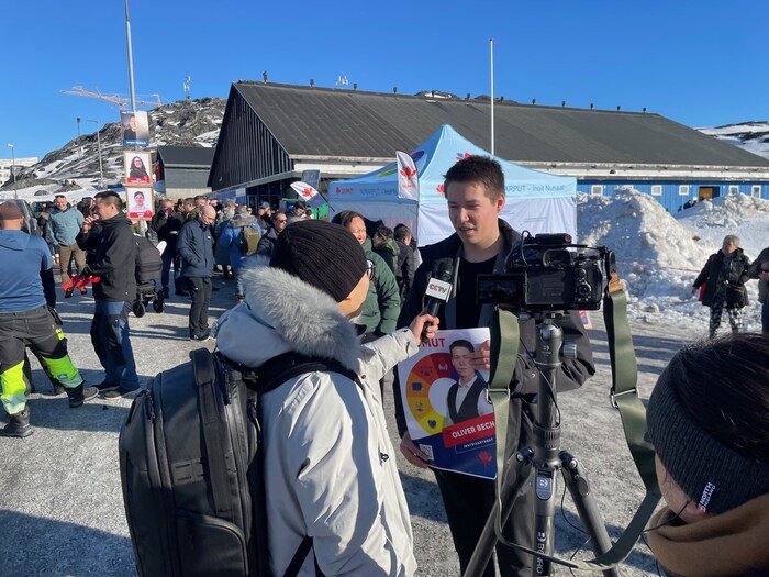 Kandidat Oliver Bech (Sozialdemokraten) wird interviewt, Andrang vor Wahllokal.