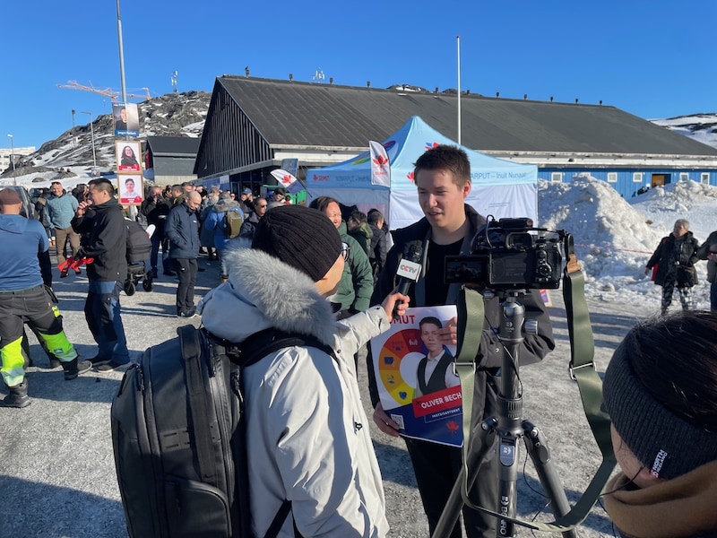 Kandidat Oliver Bech (Sozialdemokraten) wird interviewt, Andrang vor Wahllokal. (Bild: Brandl Gregor)