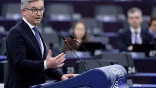 Magnus Brunners Vorschlag gefällt nicht allen Parteien. (Bild: EPA/RONALD WITTEK)