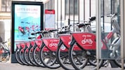 Die „rote“ Betreiberfirma verdient mit den Werbedisplays bei den 40 Rad-Verleihstationen