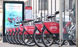 Die „rote“ Betreiberfirma verdient mit den Werbedisplays bei den 40 Rad-Verleihstationen
