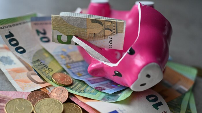 Kommen zu Teuerung und Inflation noch Einkommensverluste dazu, sind die Ersparnisse rasch ...