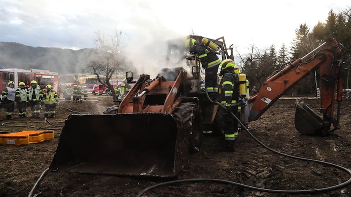 Die Feuerwehren waren stundenlang im Einsatz.