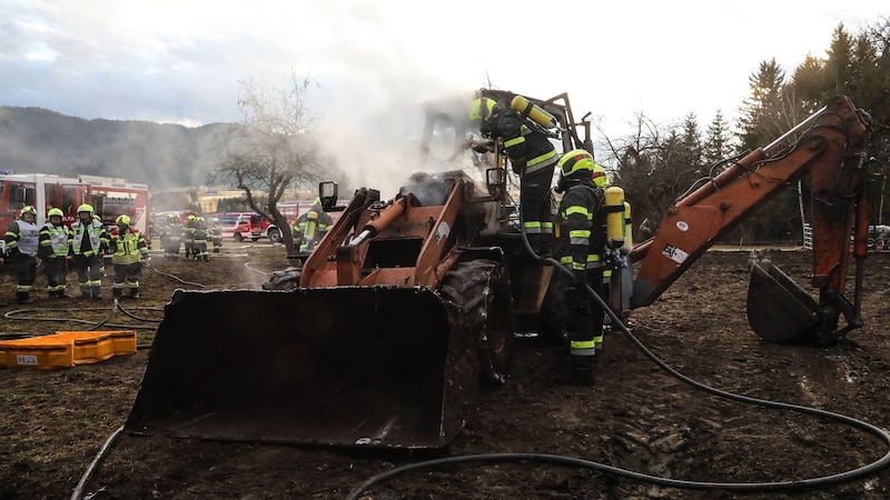 Die Feuerwehren waren stundenlang im Einsatz. (Bild: Thomas Zeiler)