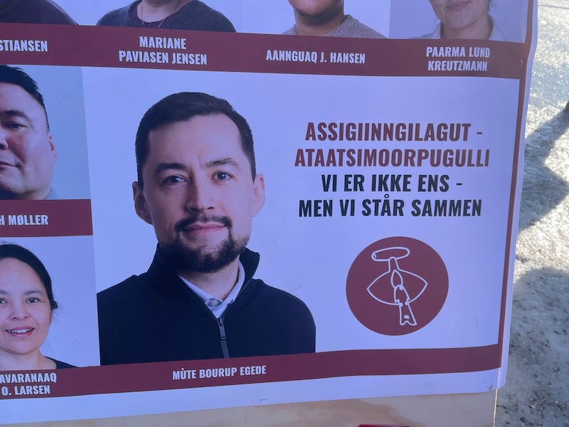 Premier Egede auf einem Plakat direkt vor der Wahlzelle (Bild: Gregor Brandl)