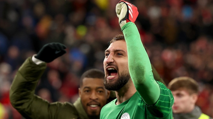 Der italienische Tormann ließ sich von den mitgereisten Fans feiern.