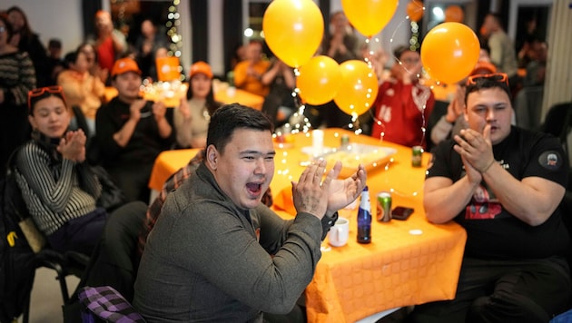 Partystimmung bei der oppositionellen Naleraq-Partei (Bild: APA/AP)