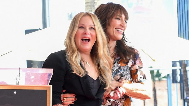 Christina Applegate und Katey Sagal verbindet seit der gemeinsamen Serie „Eine schrecklich nette Familie“ eine tiefe Freundschaft. (Bild: APA/AFP/VALERIE MACON)