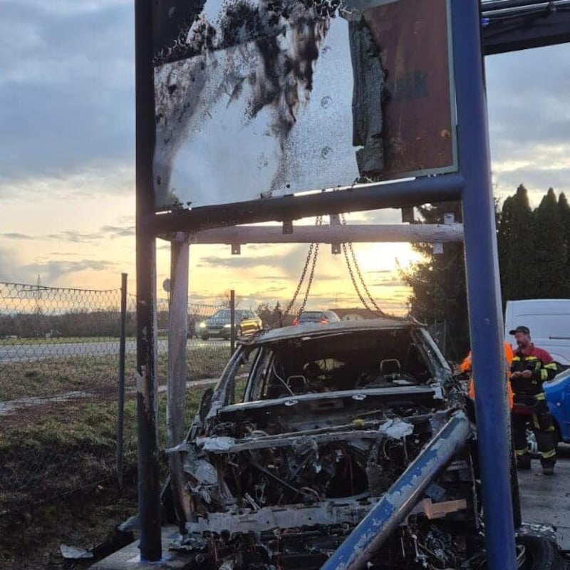 Auf einem Parkplatz krachte der Wagen in ein Werbeschild. (Bild: Bfkdo Amstetten / FF St. Georgen)