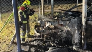 Das E-Auto brannte völlig aus. (Bild: Bfkdo Amstetten / FF St. Georgen)