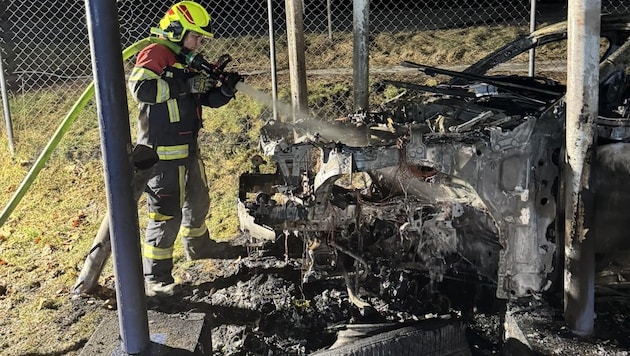 The electric car burned out completely. (Bild: Bfkdo Amstetten / FF St. Georgen)