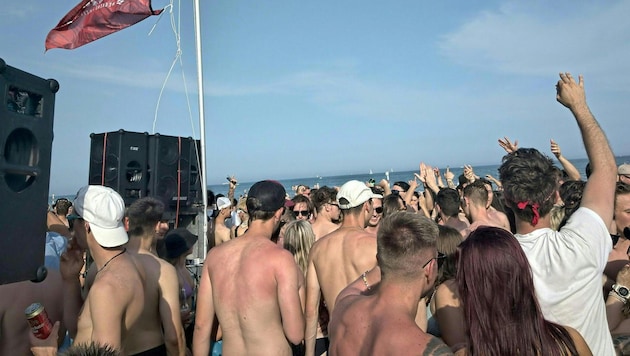 Lignano Sabbiadoro is introducing strict measures to prevent excesses during the Whitsun weekend, including alcohol bans, a ban on music and increased security checks. (Bild: APA/FMT-PICTURES)