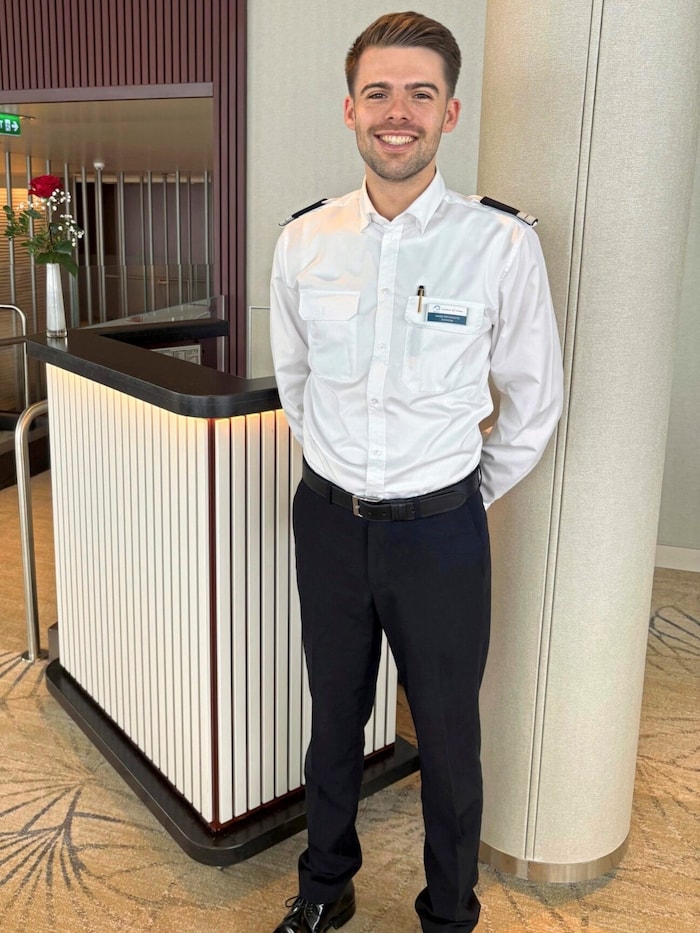 The Viennese Jakob Schützl takes care of the wishes of the suite guests.