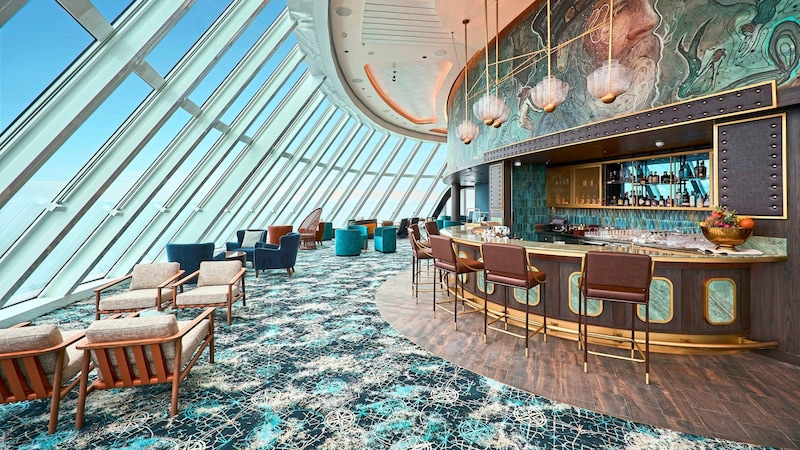 Exquisite Cocktails mit herrlicher Aussicht gibt’s in der Captain’s Bar. (Bild: Mein Schiff Relax/Tui Crusise)