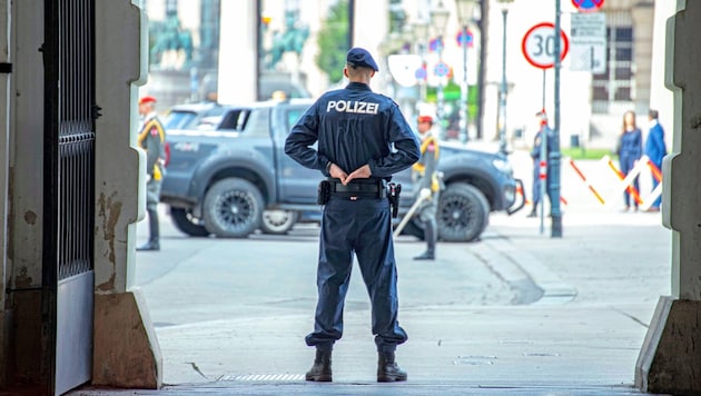 Soon there could only be police officers guarding buildings in the city. (Bild: Tobias Steinmaurer / picturedesk.com)