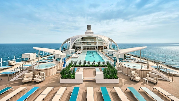 Pure panorama: the infinity pool offers a seamless view over the sea and the ship.