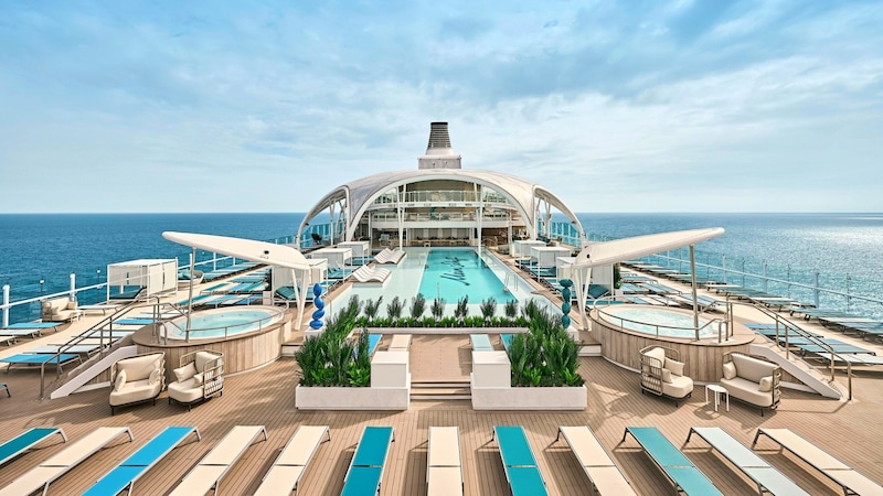 Panorama pur: Der Infinity Pool bietet einen nahtlosen Blick über das Meer und das Schiff. (Bild: Mein Schiff Relax/Tui Cruises)